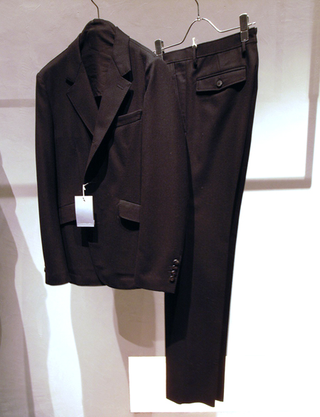 em_111006_03.jpg