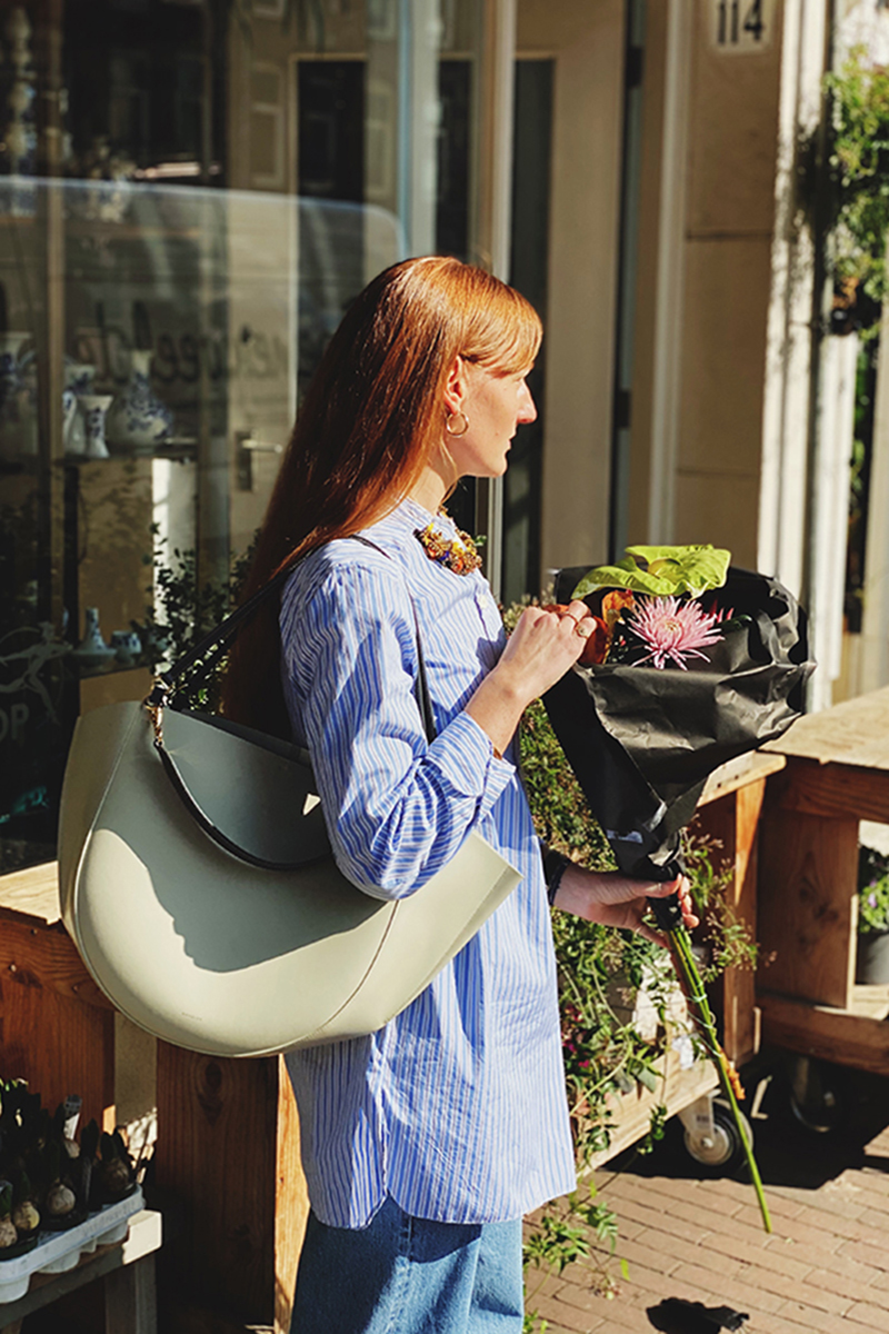 rerereElza-with-Mia-Tote-Cactus-Mix-I-buying-flowers-in-Amsterdam.jpg